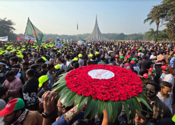 জাতীয় স্মৃতিসৌধে বীর শহীদদের প্রতি শ্রদ্ধা জানাতে মানুষের ঢল