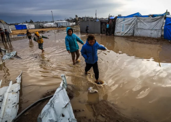গাজায় ভারী বৃষ্টিপাতে দুর্ভোগ চরমে, হাজার হাজার তাঁবু প্লাবিত