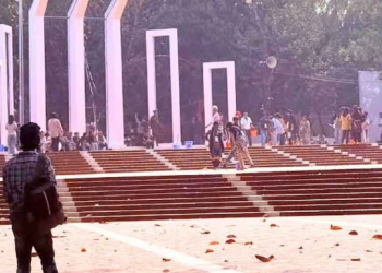 শহিদ মিনারে রং-তুলির আঁচড়ে শেষ সময়ের প্রস্তুতি