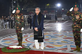 একুশের প্রথম প্রহরে ভাষাশহীদদের প্রতি শ্রদ্ধা নিবেদন