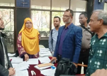 জীবনের প্রথম ভোট দিলেন নুরুল হক নুর