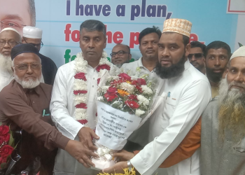 ঢাকা-১৮’র নবনির্বাচিত এমপি এস এম জাহাঙ্গীর হোসেনকে ফুলেল শুভেচ্ছা মাওলানা এফ এম ইবরাহীমের