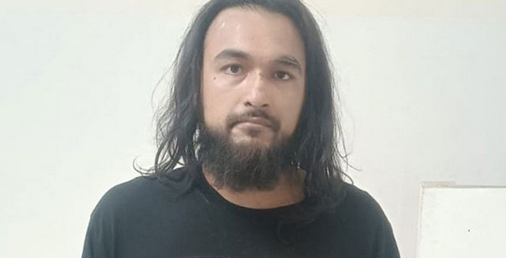 জামিন পেয়ে আদালত প্রাঙ্গনে নোবেলের গান পরিবেশন