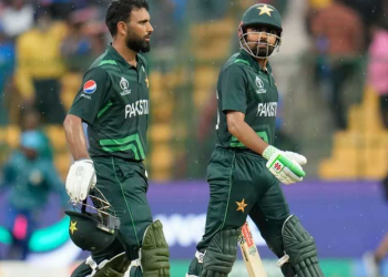 জামিন পেয়ে আদালত প্রাঙ্গনে নোবেলের গান পরিবেশন