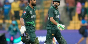 জামিন পেয়ে আদালত প্রাঙ্গনে নোবেলের গান পরিবেশন