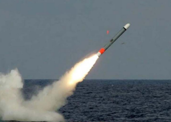 জামিন পেয়ে আদালত প্রাঙ্গনে নোবেলের গান পরিবেশন