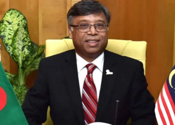 জামিন পেয়ে আদালত প্রাঙ্গনে নোবেলের গান পরিবেশন