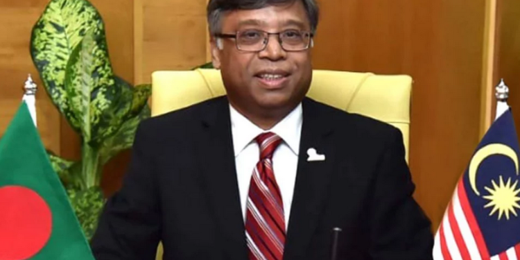 জামিন পেয়ে আদালত প্রাঙ্গনে নোবেলের গান পরিবেশন