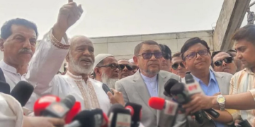 জামিন পেয়ে আদালত প্রাঙ্গনে নোবেলের গান পরিবেশন